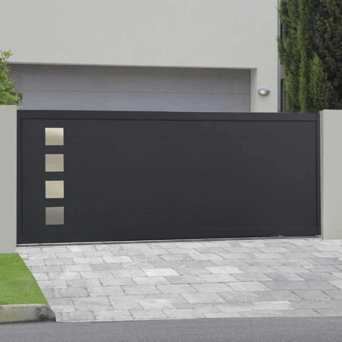Portail coulissant gris à panneau plein et quatre inserts carrés