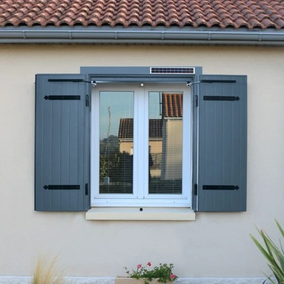 Volets battants en aluminium sur une façade