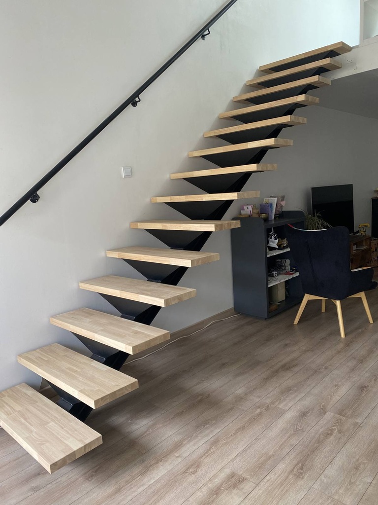 Escalier droit à marches de bois clair suspendues, dans un salon