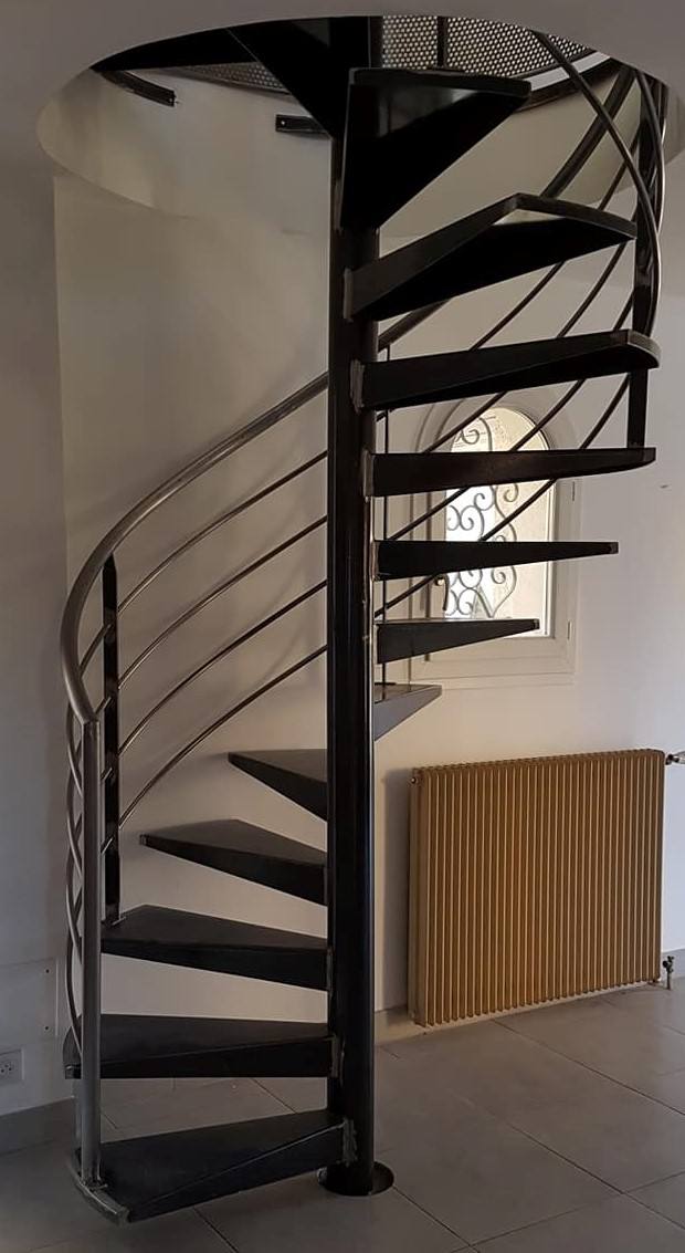 Escalier colimaçon en acier noir fabriqué sur mesure, dans une maison